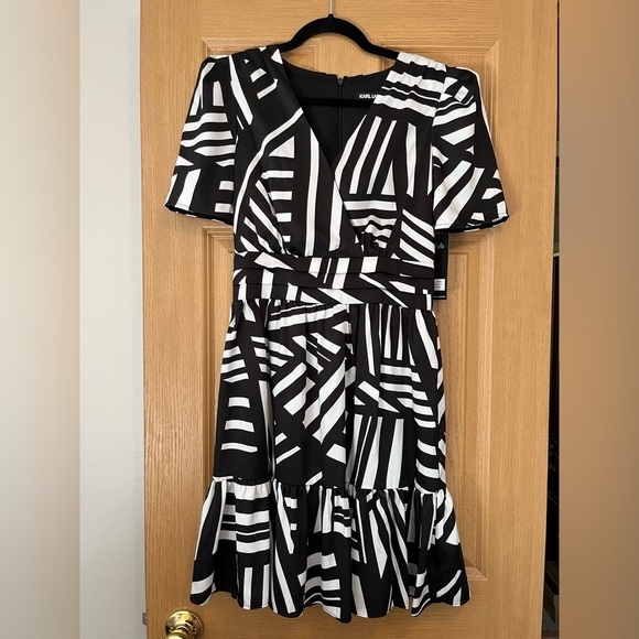 Karl Lagerfeld Black & White Geo Print Short Sleeve Surplice Mini Dress NWT Sz 2 - Picture 2 of 15